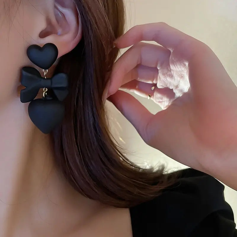 Retro Black Heart Earrings